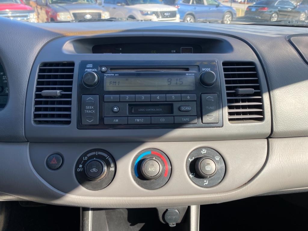 2004 Toyota Camry LE photo