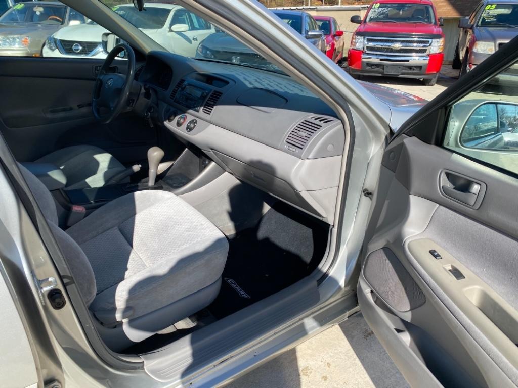 2004 Toyota Camry LE photo