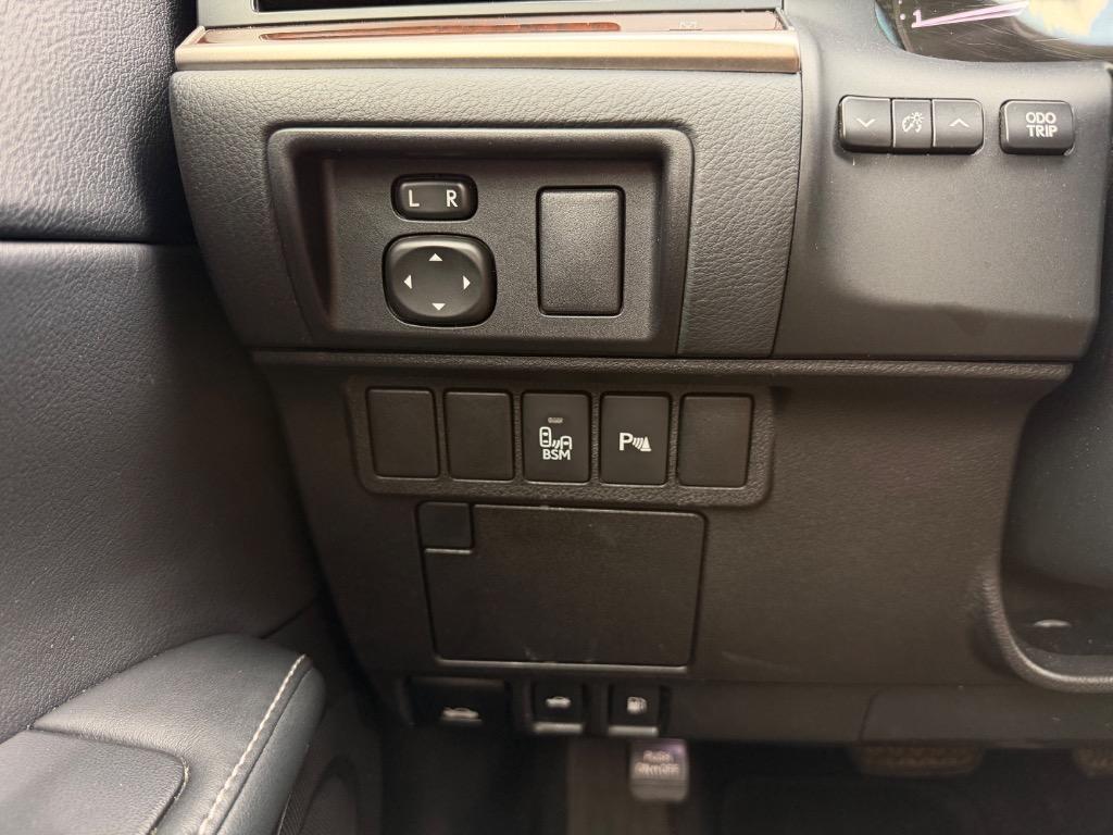 2014 Lexus ES - $16,950