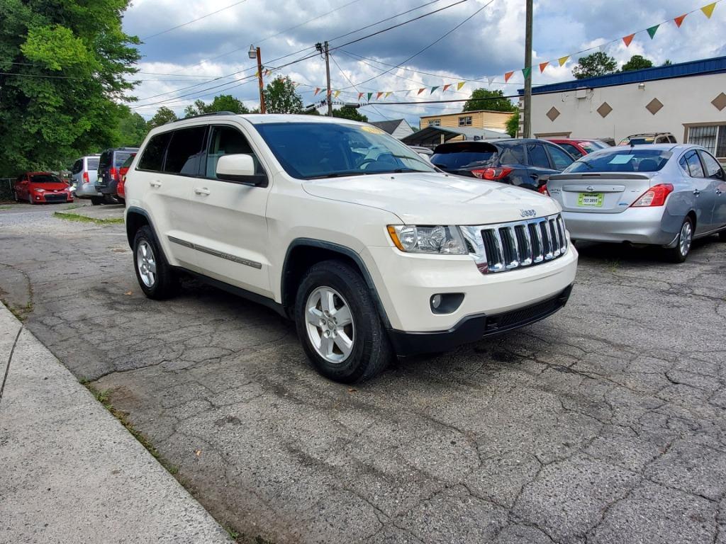 The 2011 Jeep Grand Cherokee Laredo photos