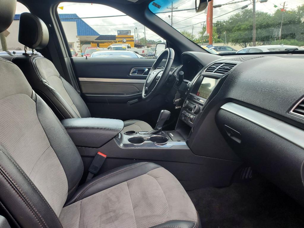 2017 Ford Explorer XLT photo