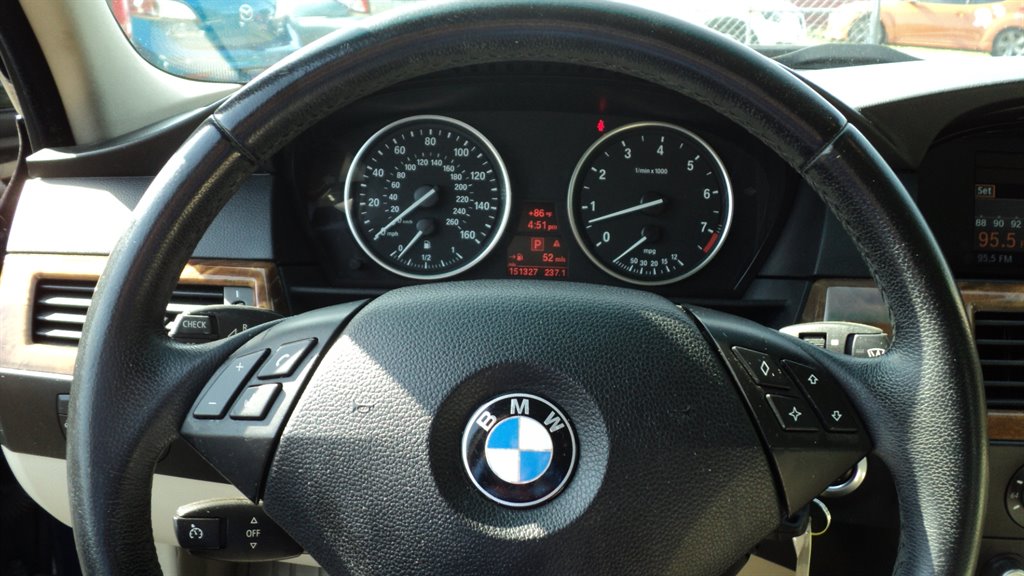 2010 BMW 5-Series 528i photo