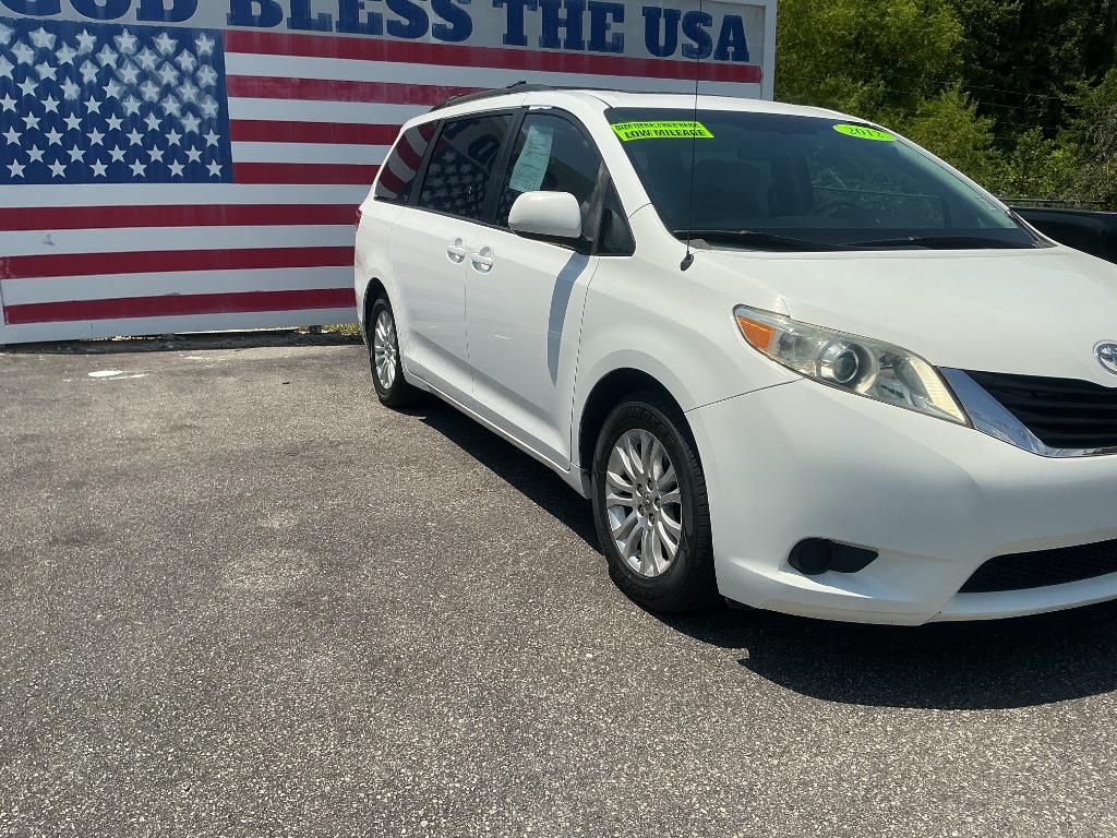 2012 Toyota Sienna - $12,000