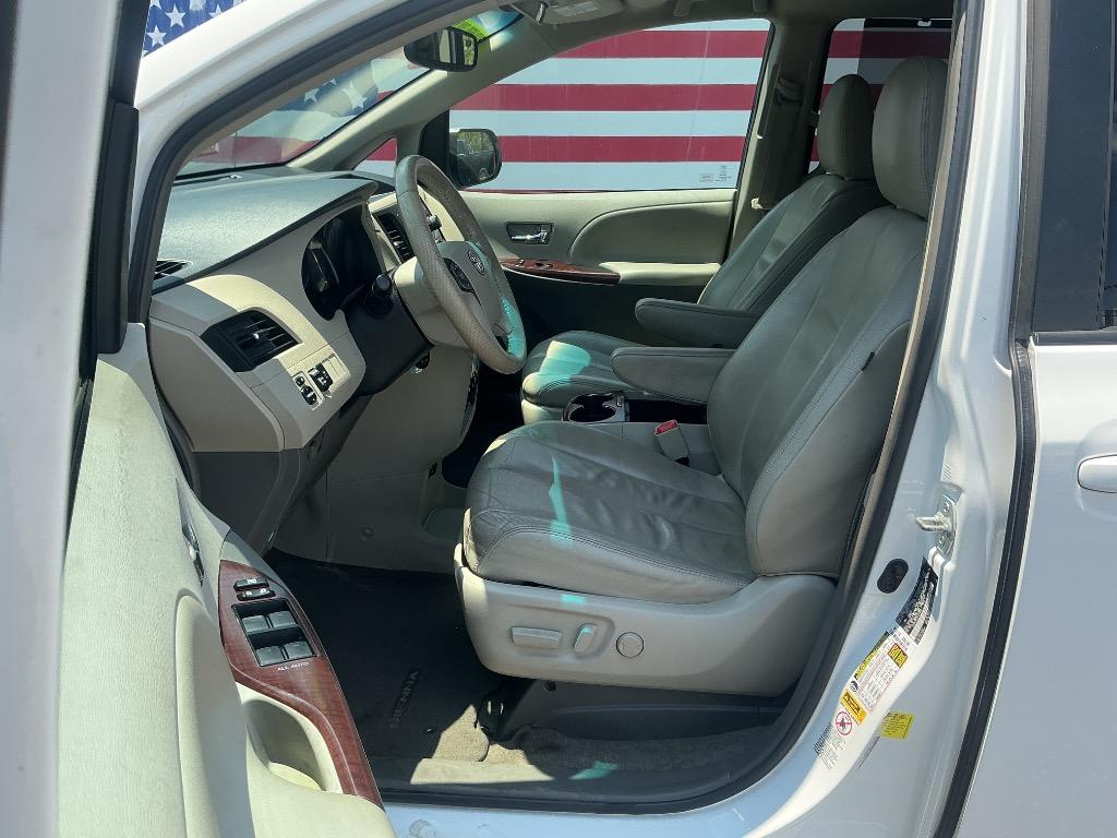 2012 Toyota Sienna - $12,000
