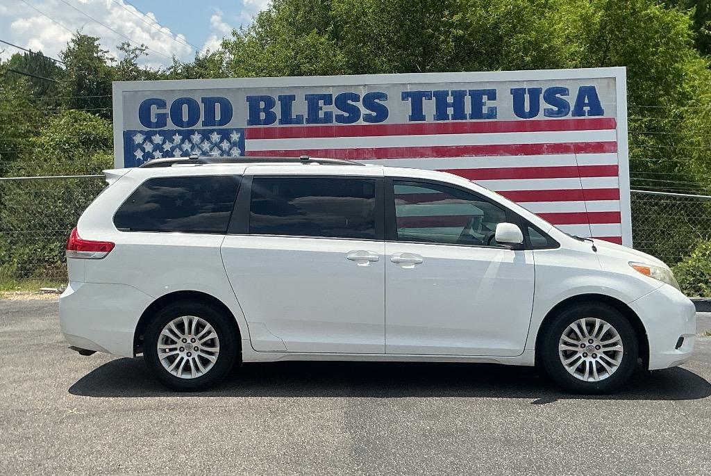 2012 Toyota Sienna - $12,000