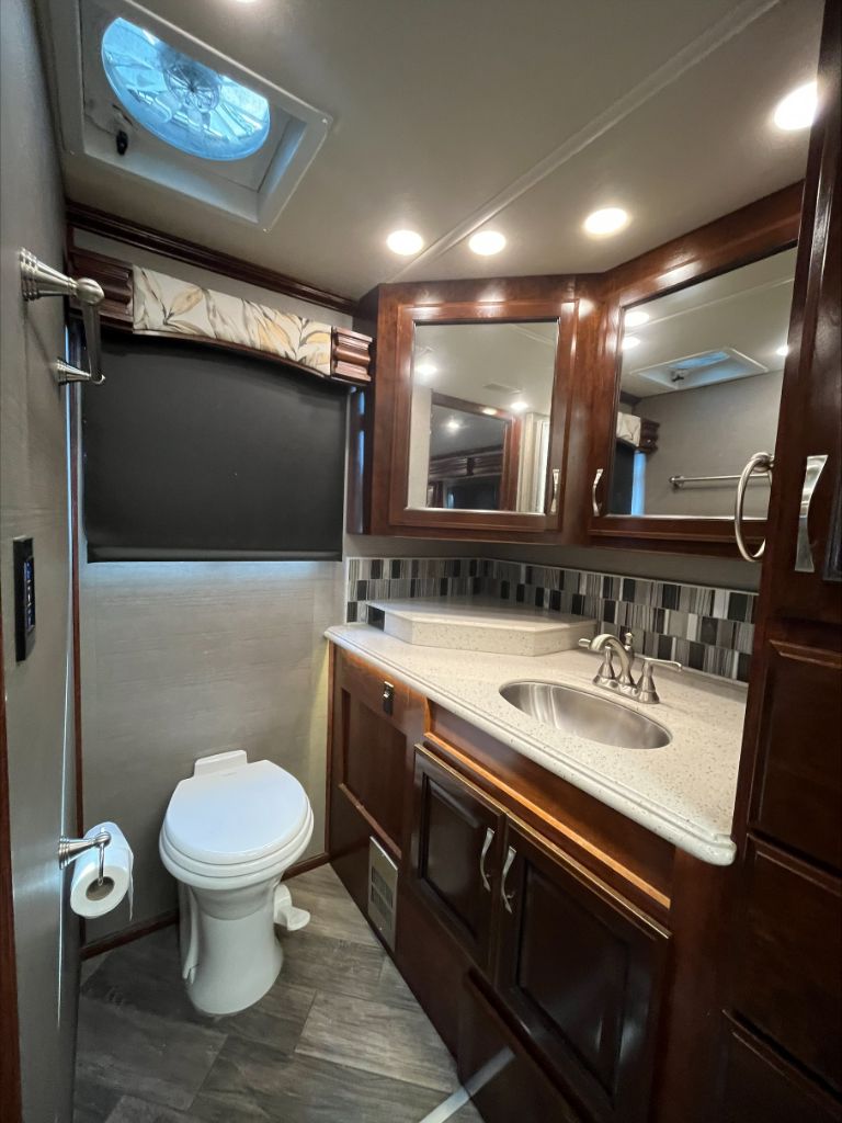 2019 Fleetwood DISCOVERY 38K  photo