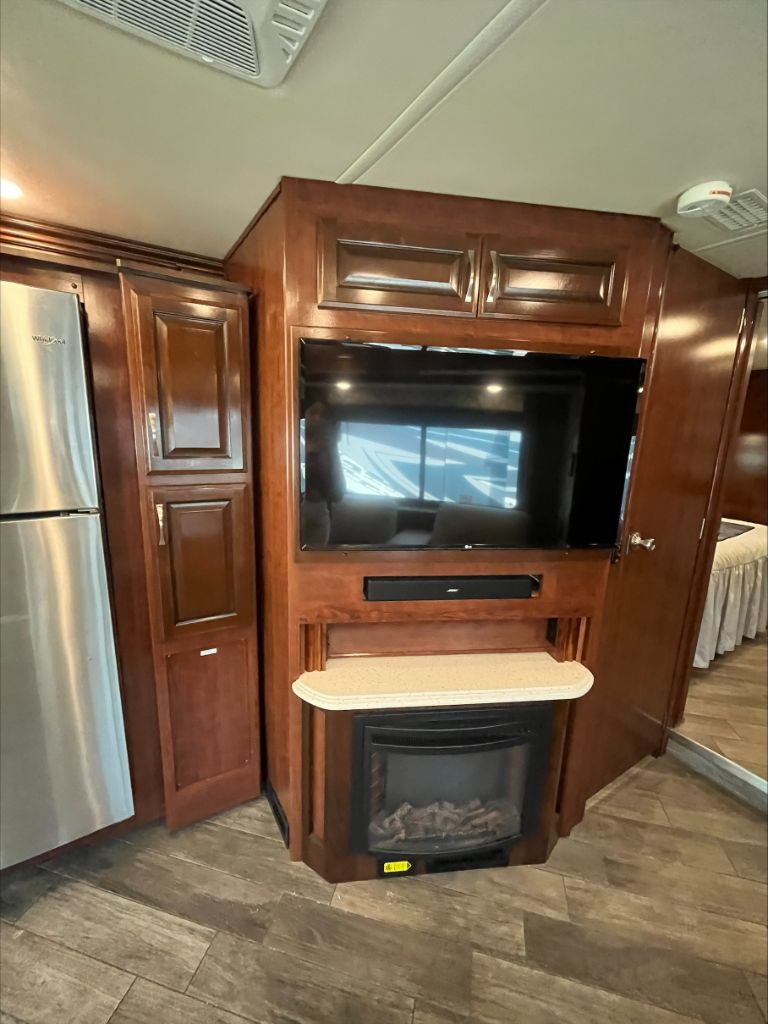 2019 Fleetwood DISCOVERY 38K  photo