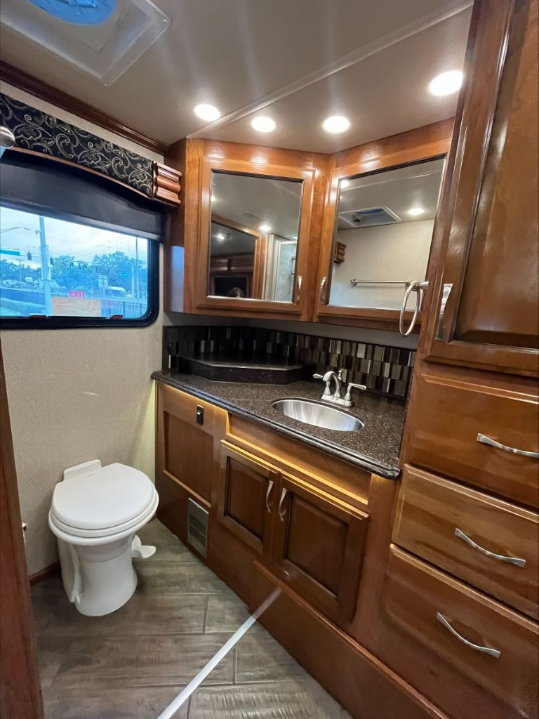 2019 Fleetwood DISCOVERY 38K  photo