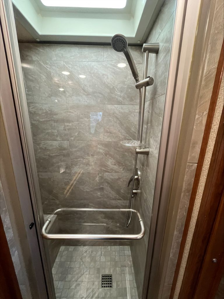 2019 Fleetwood DISCOVERY 38K  photo