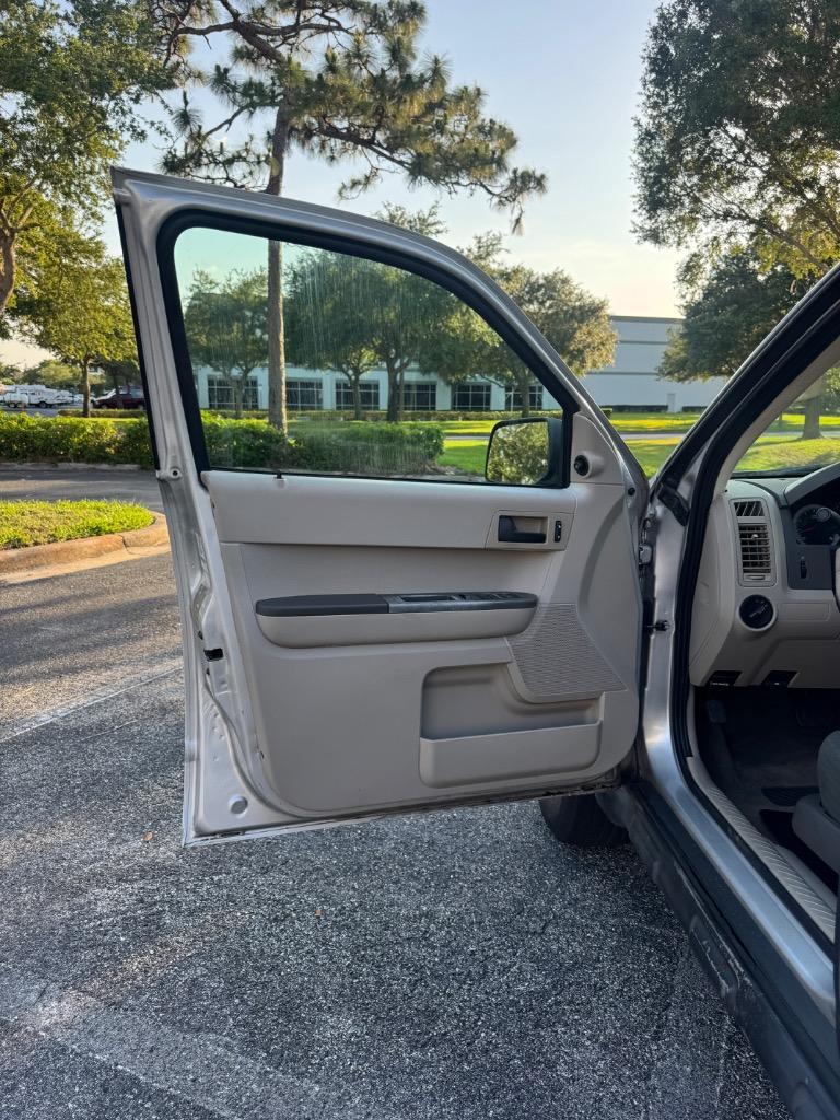 2009 Ford Escape XLS photo
