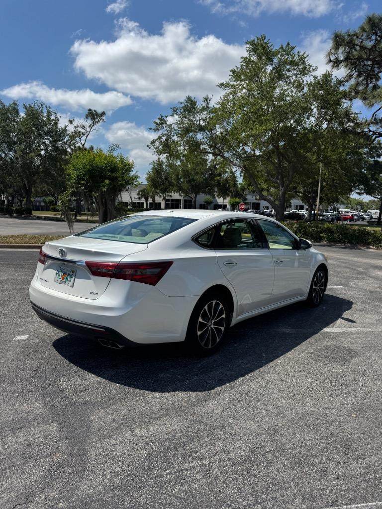2016 Toyota Avalon XLE photo
