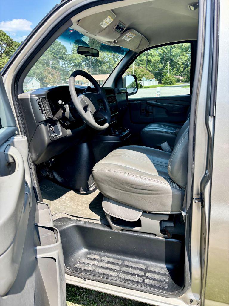 2003 GMC Savana - $8,950