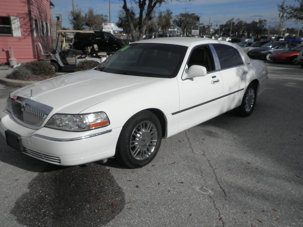 The 2010 Lincoln Town Car Signature Limited photos