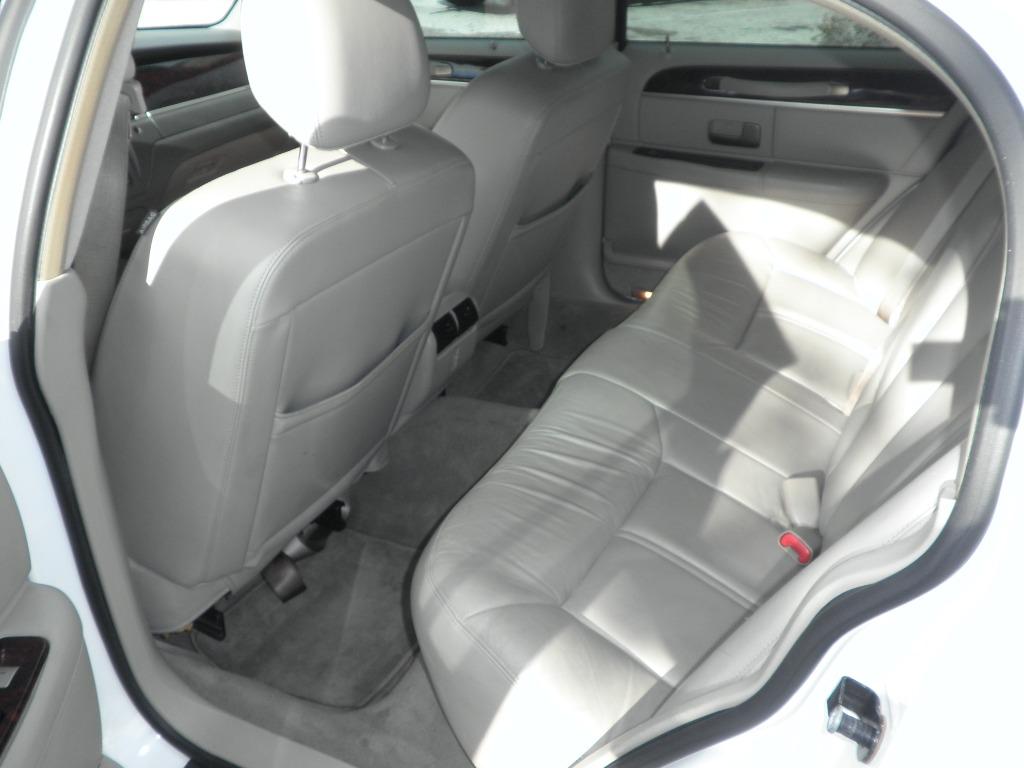 2010 Lincoln Town Car Signature Limited photo
