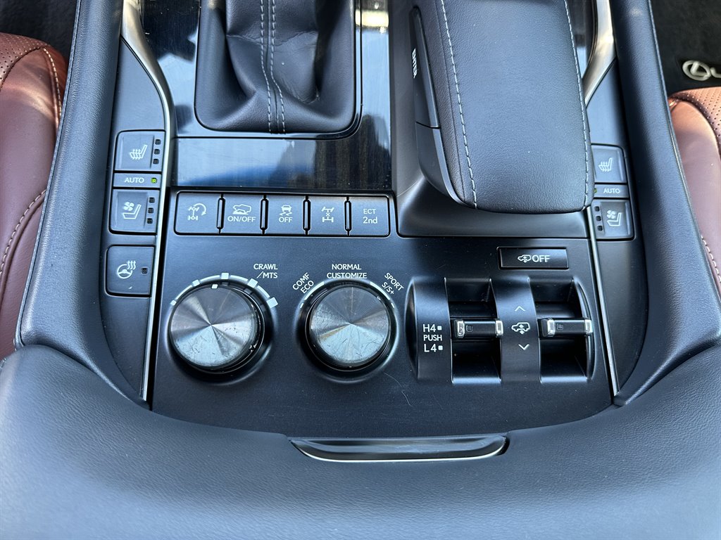 2020 Lexus LX 570 photo