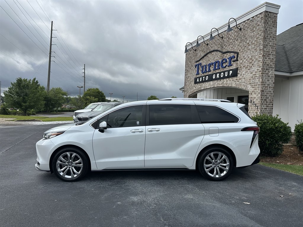 2023 Toyota Sienna Hybrid Platinum photo 2