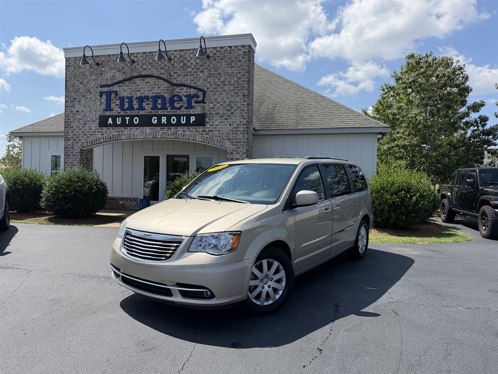 2014 Chrysler Town And Country - $6,900