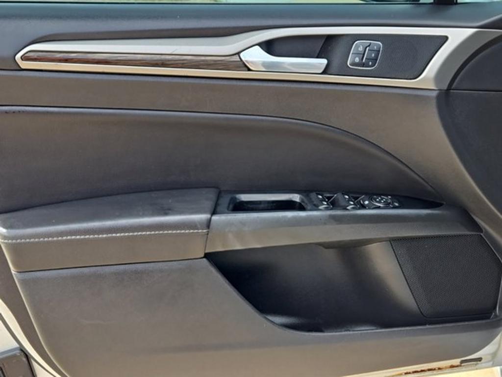 2016 Ford Fusion SE photo