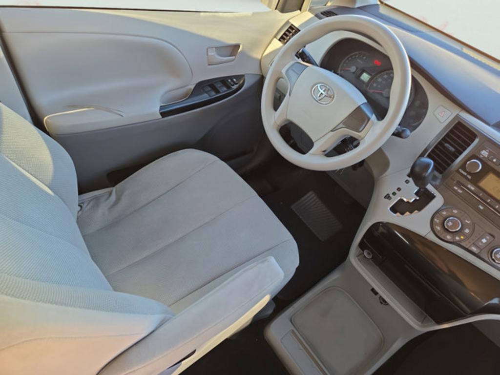 2012 Toyota Sienna - $5,999