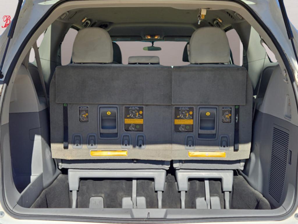 2012 Toyota Sienna - $5,999