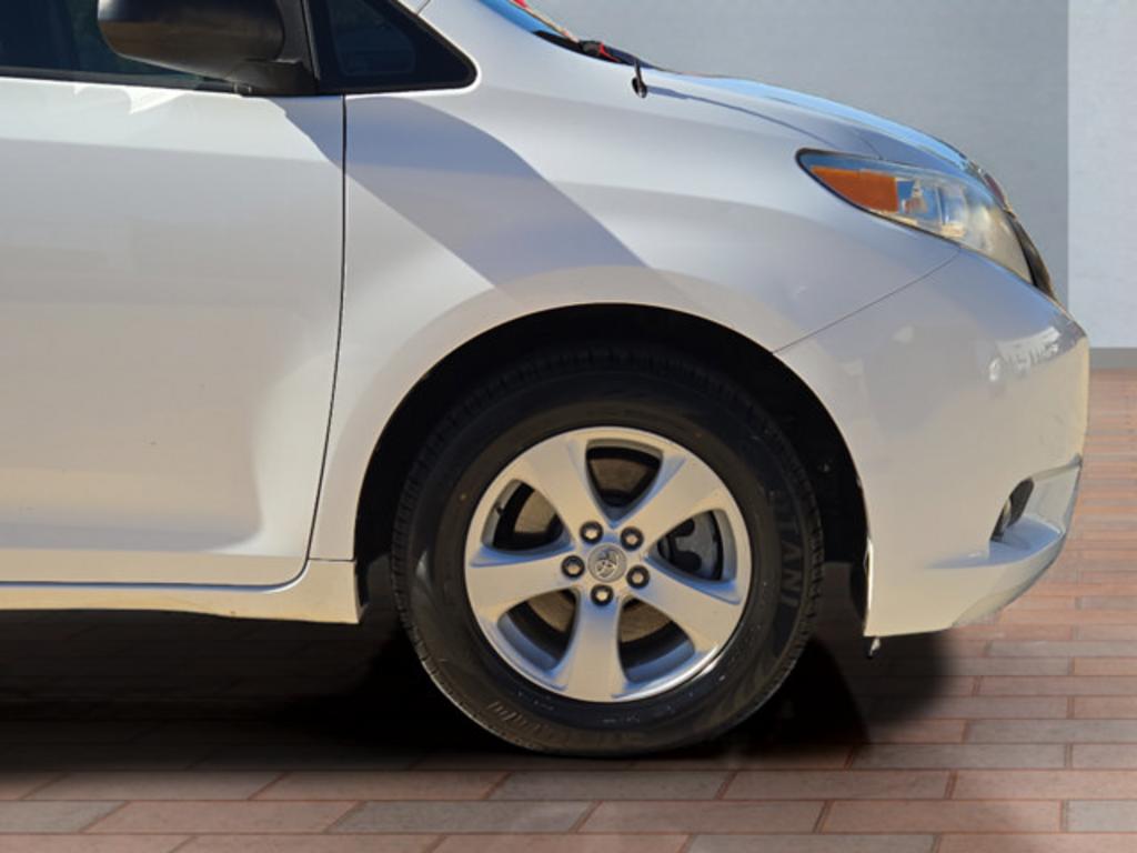 2012 Toyota Sienna - $5,999