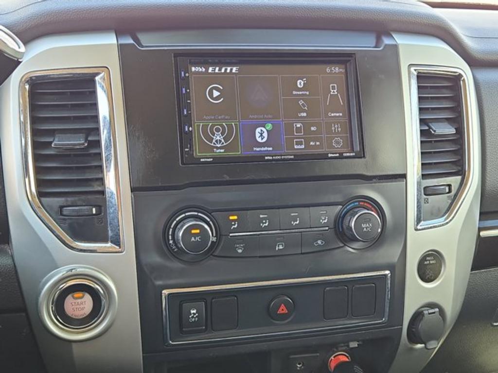 2017 Nissan Titan SV photo