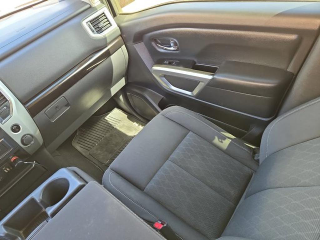 2017 Nissan Titan SV photo