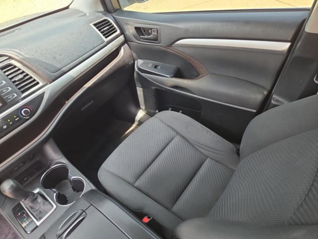 2017 Toyota Highlander - $21,999