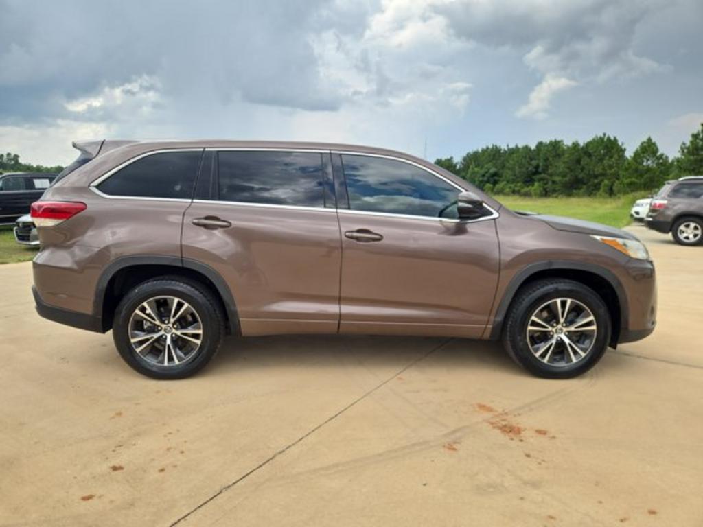 2017 Toyota Highlander - $21,999