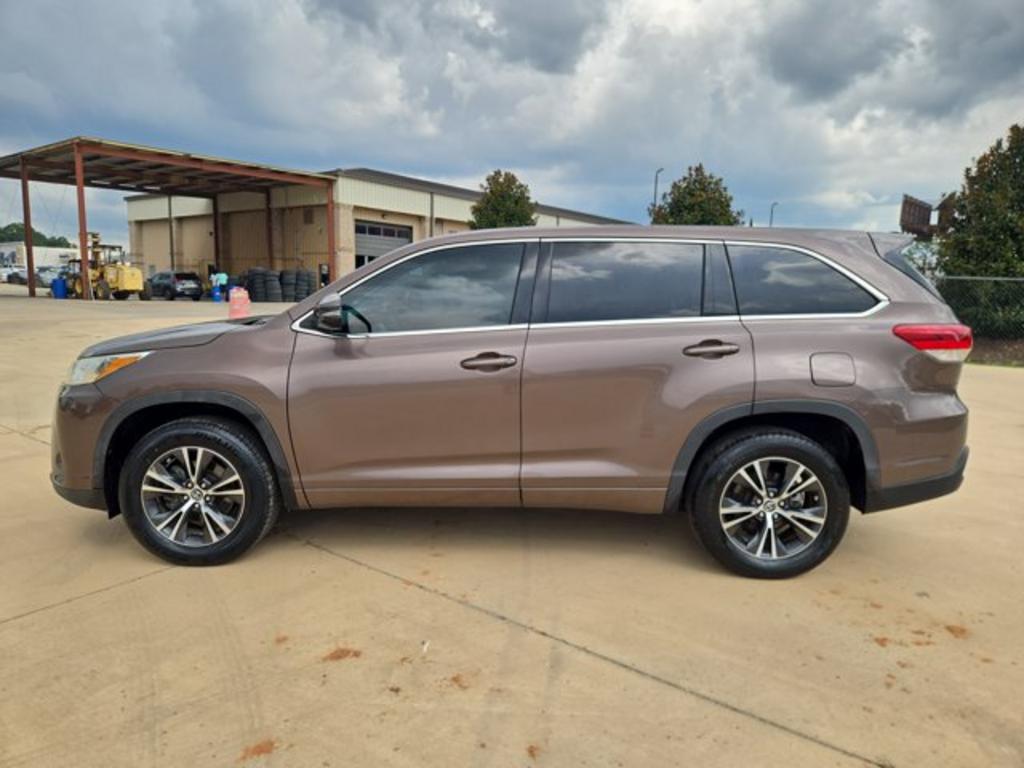 2017 Toyota Highlander - $21,999