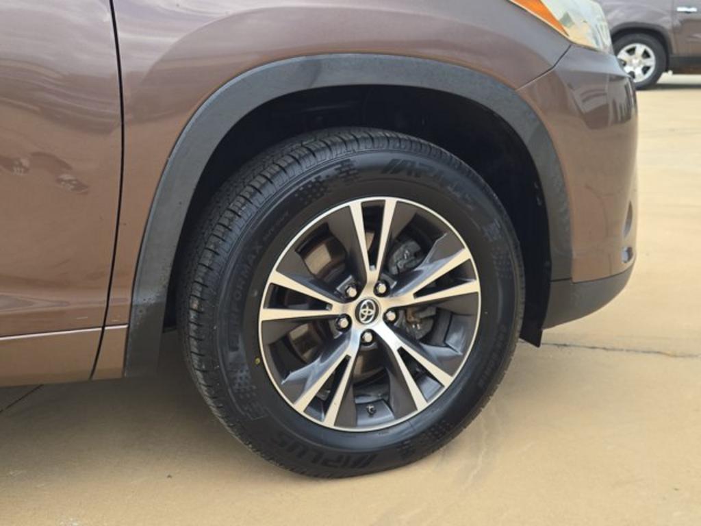 2017 Toyota Highlander - $21,999