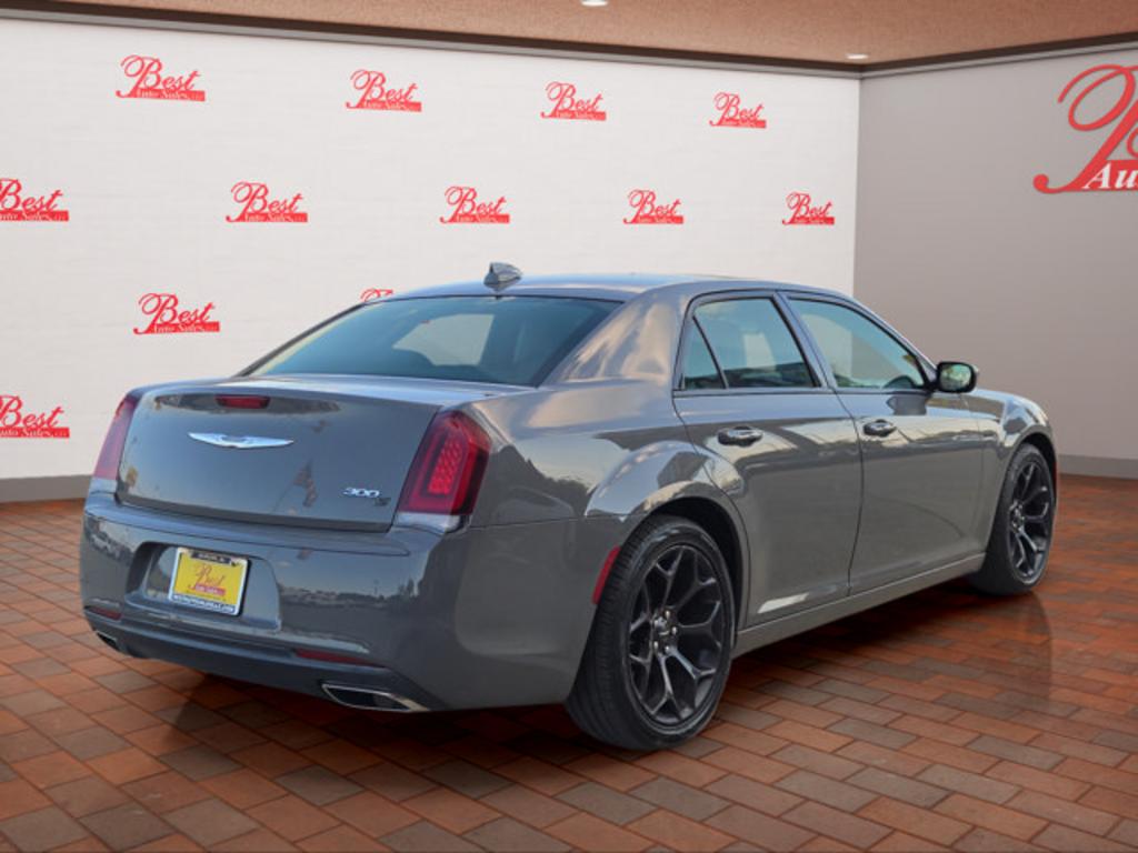 2019 Chrysler 300 - $18,999