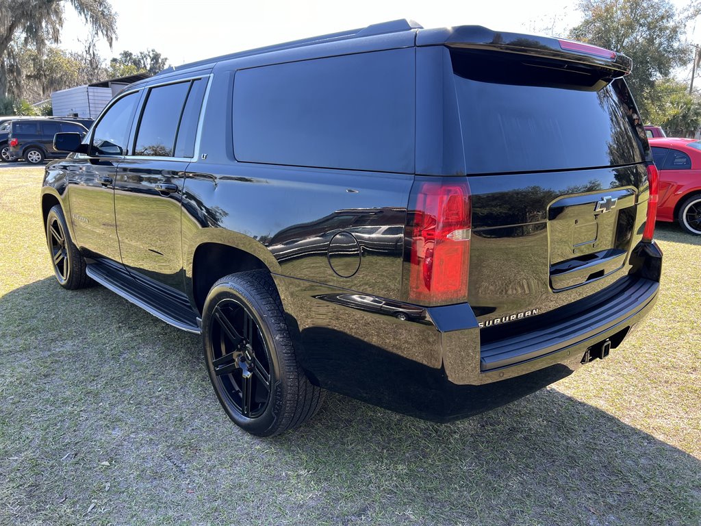 2017 Chevrolet Suburban 1500 LT photo