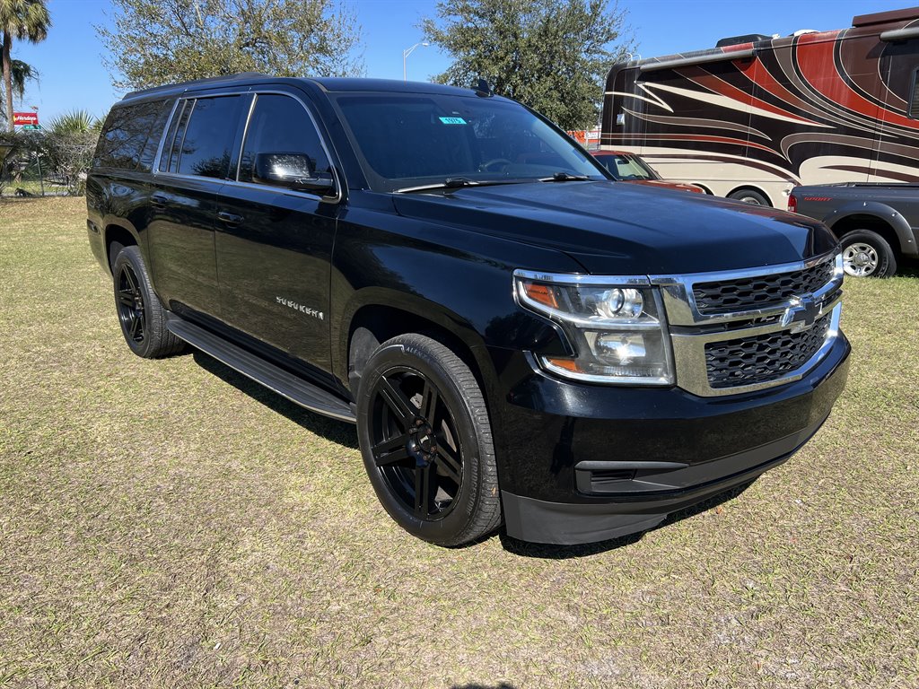 The 2017 Chevrolet Suburban 1500 LT photos