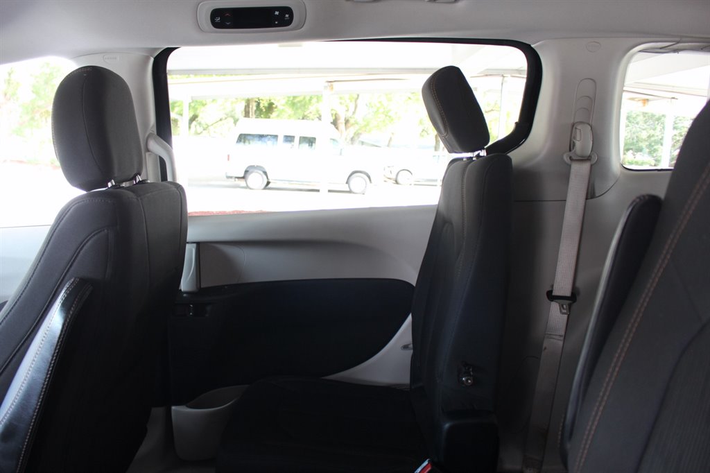 2017 CHRYSLER Pacifica Minivan - $29,995