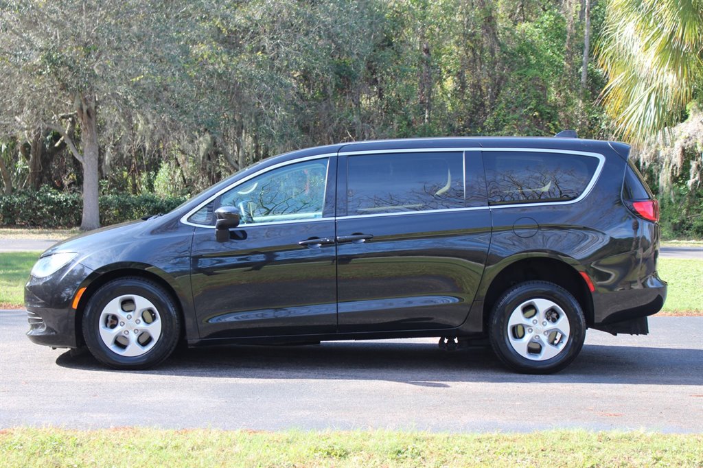 2017 CHRYSLER Pacifica Minivan - $29,995