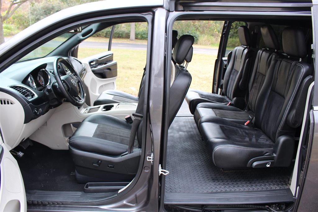 2019 Dodge Grand Caravan - $28,995