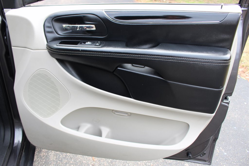 2019 Dodge Grand Caravan - $28,995