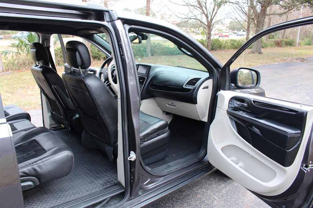 2019 Dodge Grand Caravan - $28,995