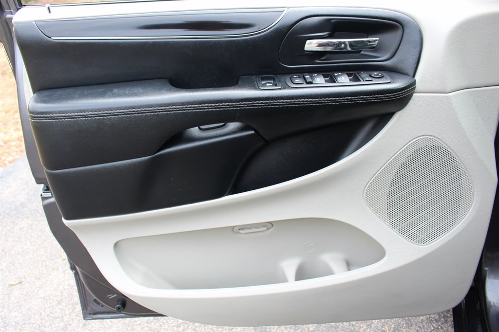 2019 Dodge Grand Caravan - $28,995