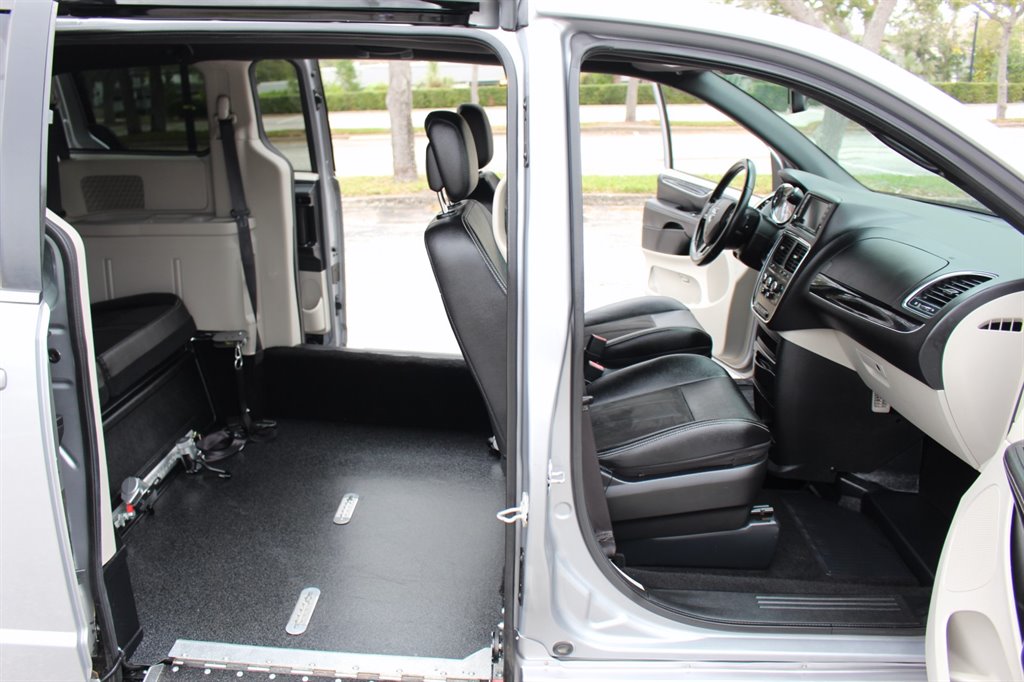2019 Dodge Grand Caravan - $32,995