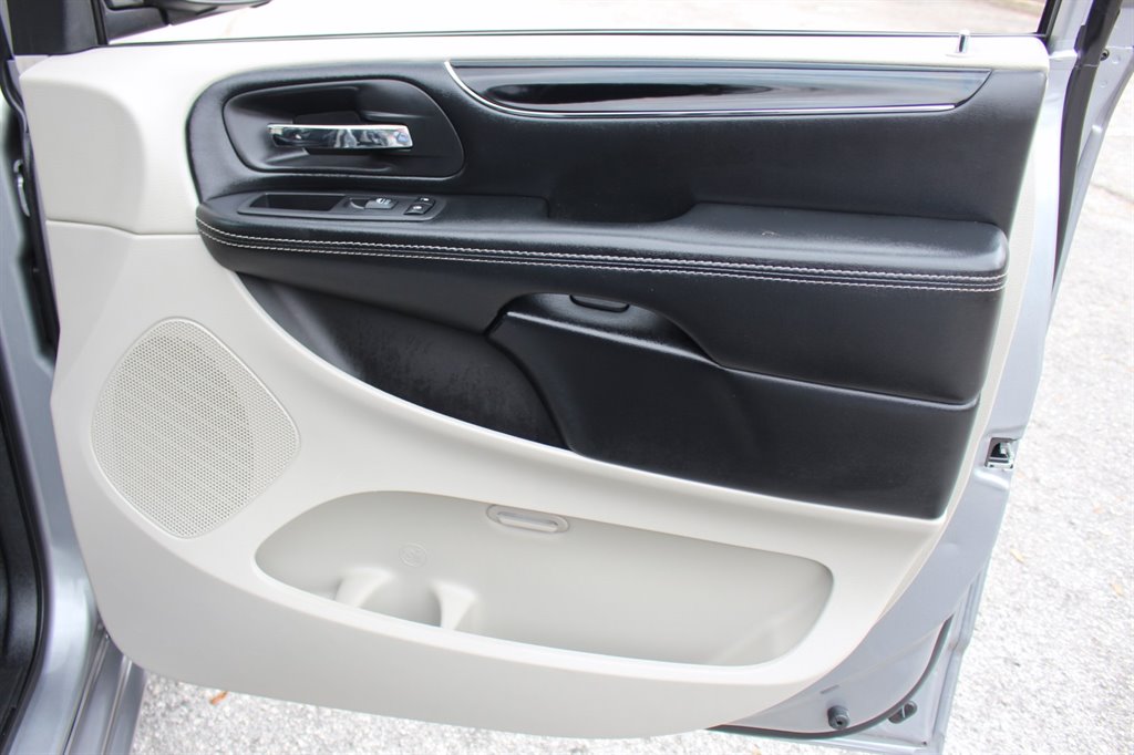 2019 Dodge Grand Caravan - $32,995