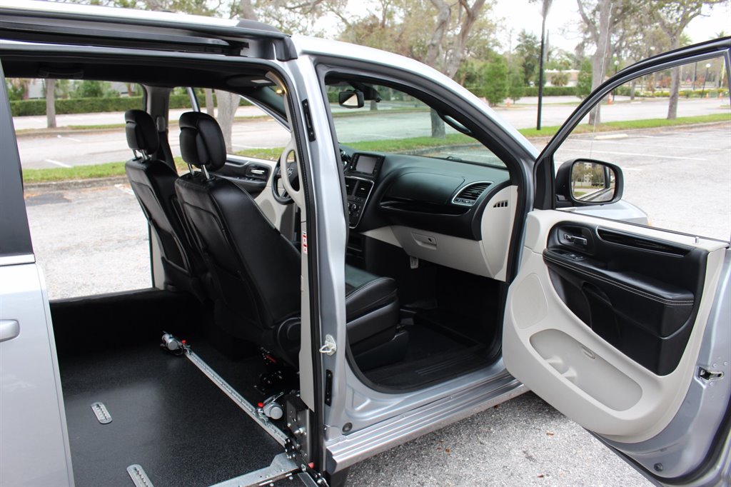 2019 Dodge Grand Caravan - $32,995