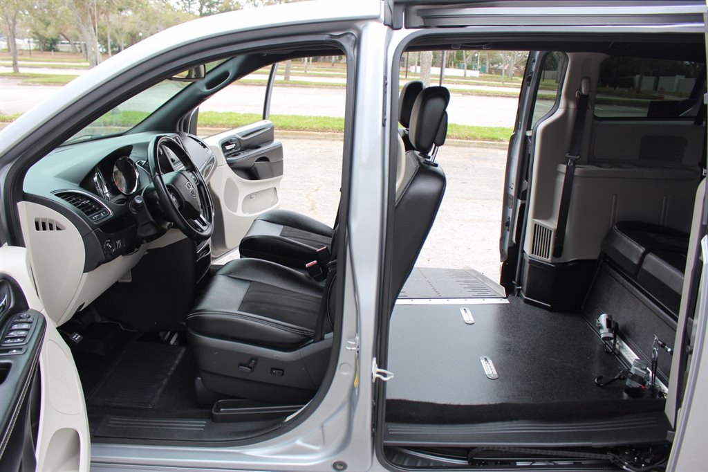 2019 Dodge Grand Caravan - $32,995