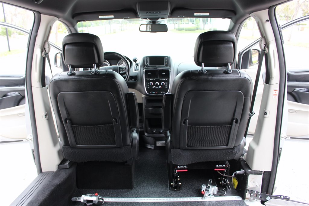 2019 Dodge Grand Caravan - $32,995
