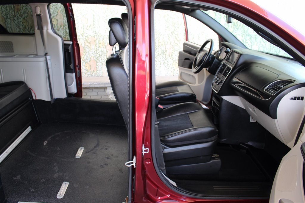 2019 Dodge Grand Caravan - $32,995