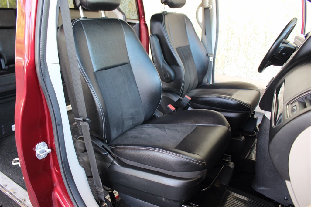 2019 Dodge Grand Caravan - $32,995