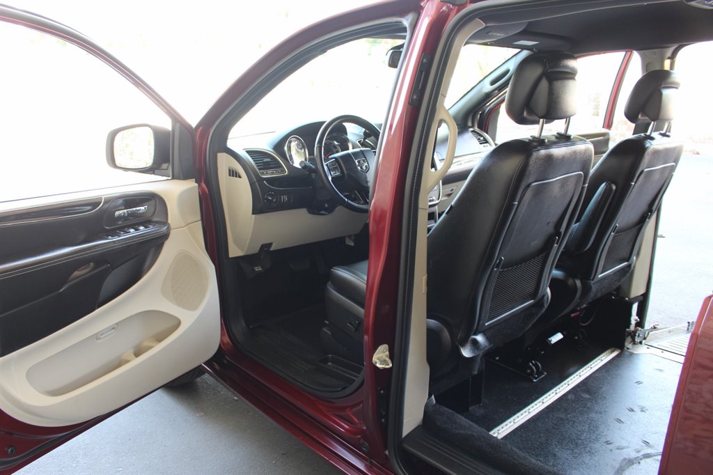 2019 Dodge Grand Caravan - $32,995