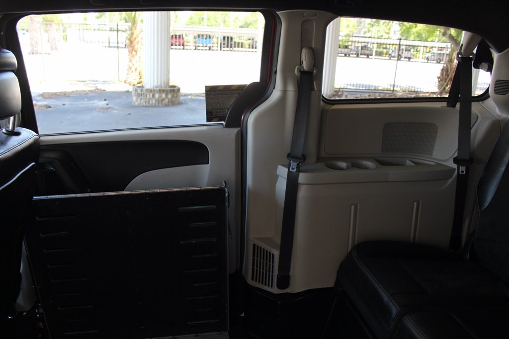 2019 Dodge Grand Caravan - $32,995