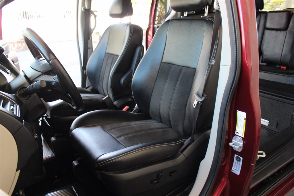 2019 Dodge Grand Caravan - $32,995